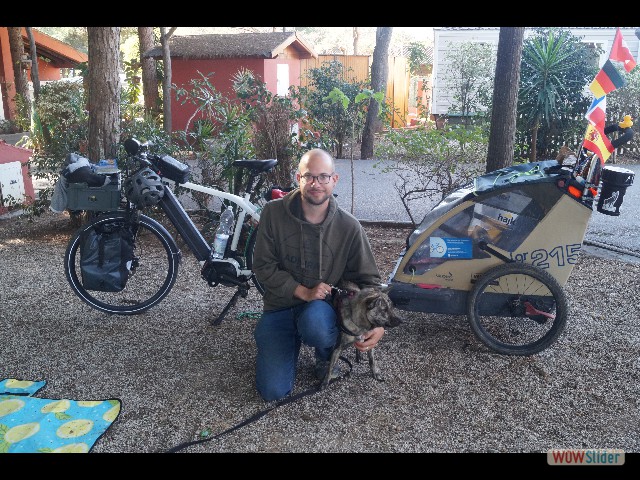 270_Un petit Suisse en vélo avec son chien