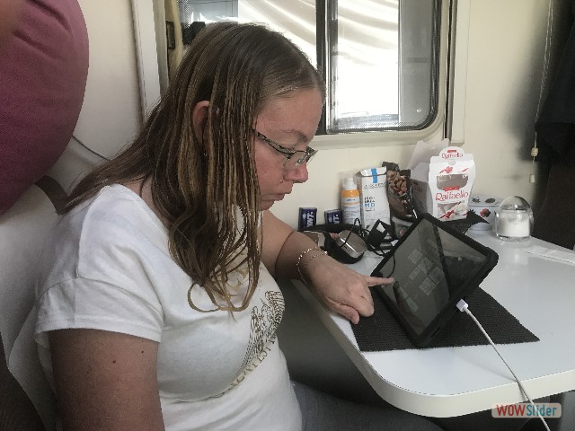 45_Isabelle sur sa tablette 45_Isabelle sur sa tablette