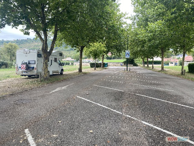08_Ebreuil, le parking 08_Ebreuil, le parking