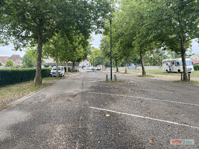 09_Ebreuil, le parking 09_Ebreuil, le parking