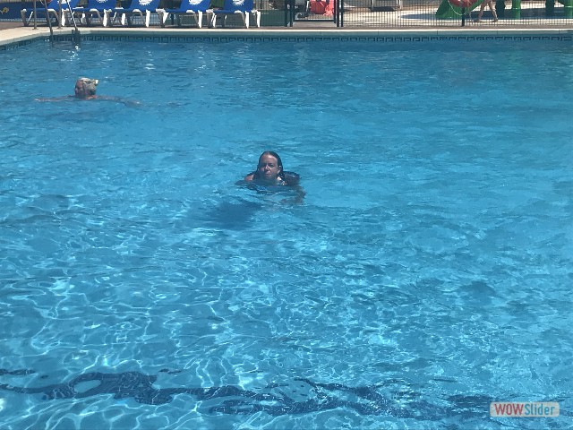 840_Isabelle à la piscine