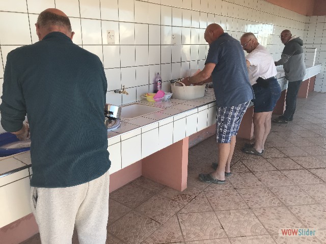1136_Camping Takat, les hommes à la vaisselle