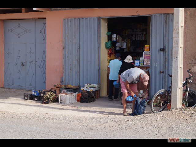 1430_Bakanou, courses au village
