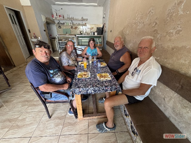66_Azrou, au camping, on mange 66_Azrou, au camping, on mange